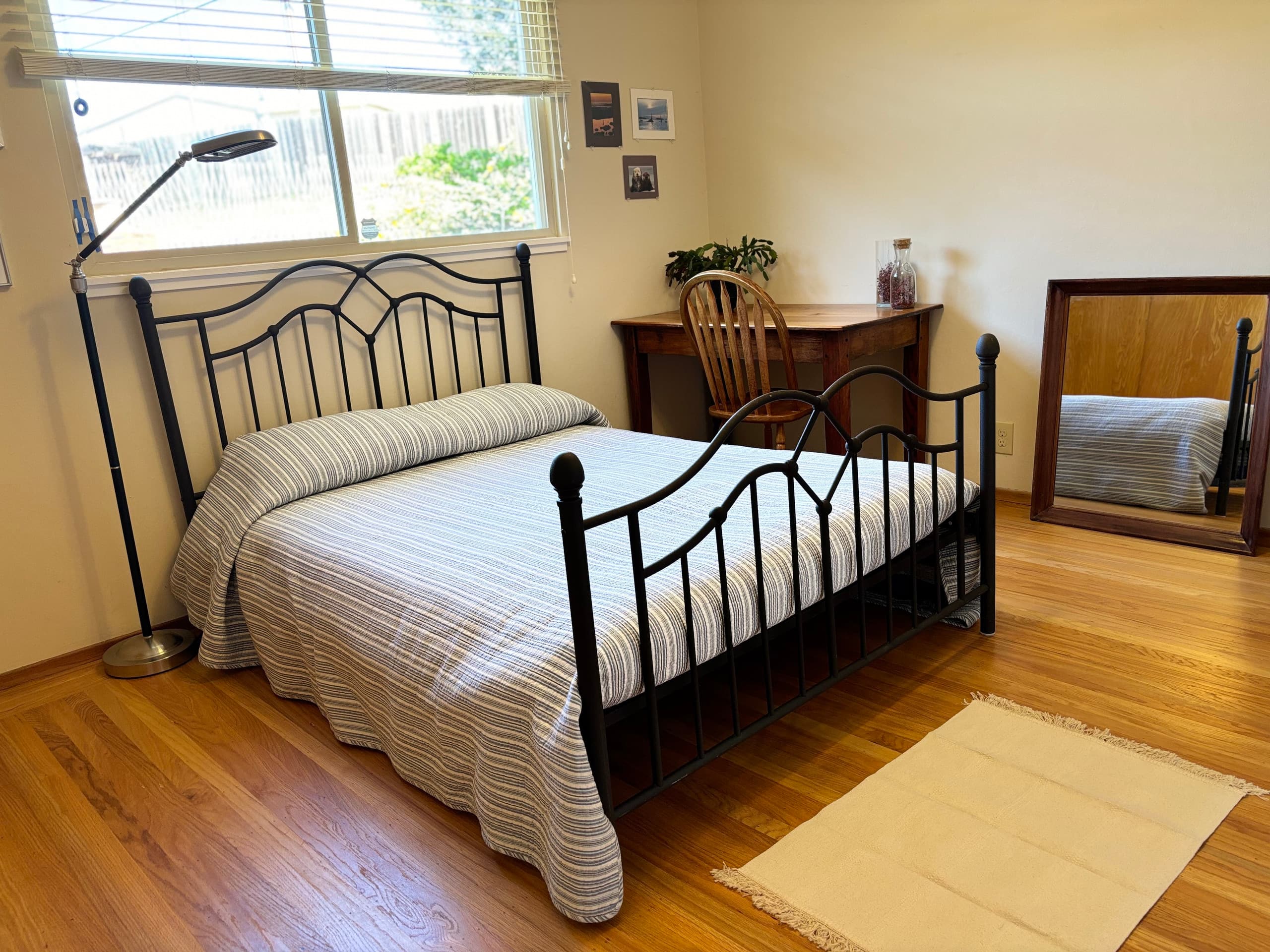 Midcentury modern home, parklike setting - Photo 1