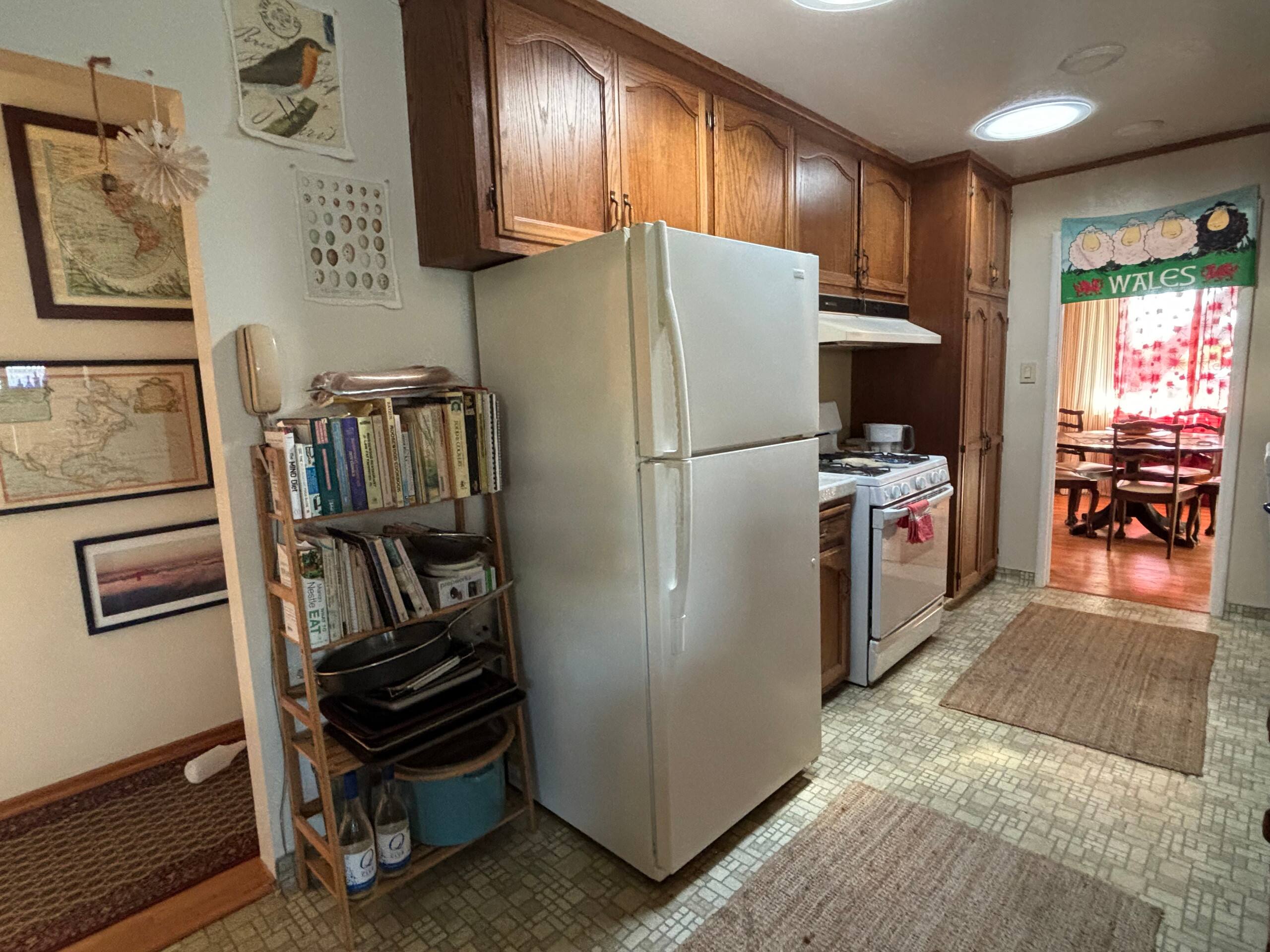 Midcentury modern home, parklike setting - Photo 7