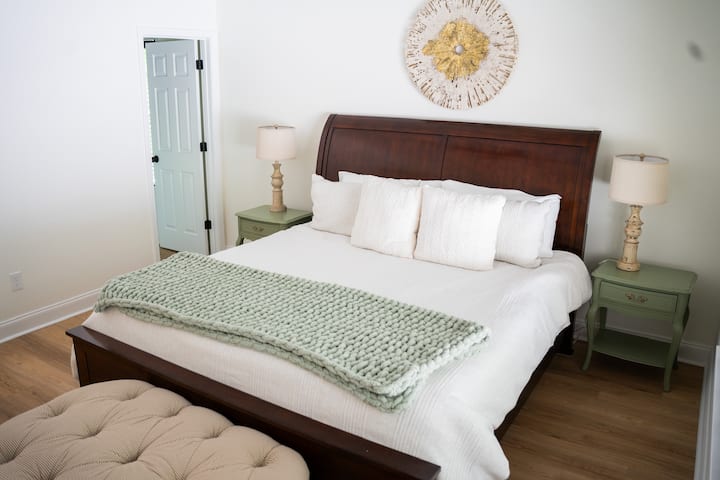Retreat to our luxurious main bedroom in Dahlonega. Sink into the comfort of a king-size bed. Enjoy the convenience of a full bathroom and spacious walk-in closet. Your perfect haven awaits. Book now!