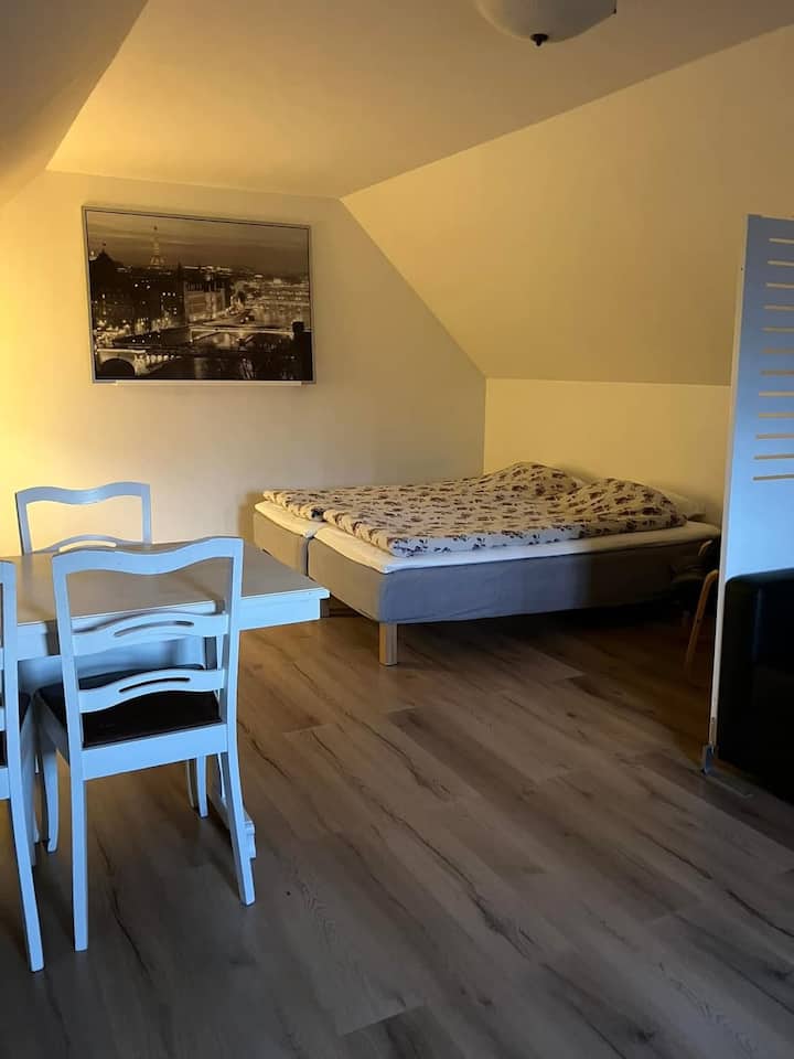 Våningsplan för sovplatser nås endast via utvändig trappa.