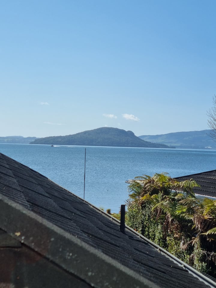 Vue sur l'île de Mokoia depuis la chambre