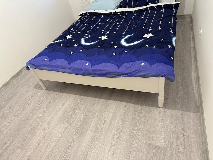 Krevat dopio "king size" në dhomën e gjumit