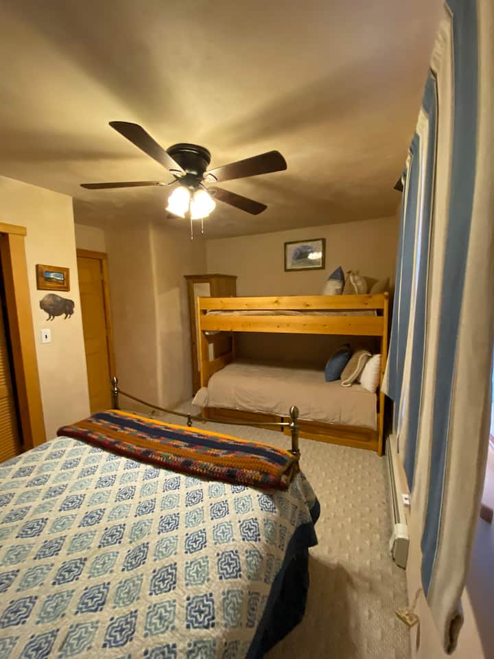 Kitanda cha starehe cha Queen na vitanda viwili vya ghorofa.   Feni ya dari na madirisha 2.   Inafunguliwa kwa ukumbi kutoka kwenye Bafu Kuu/Bafu