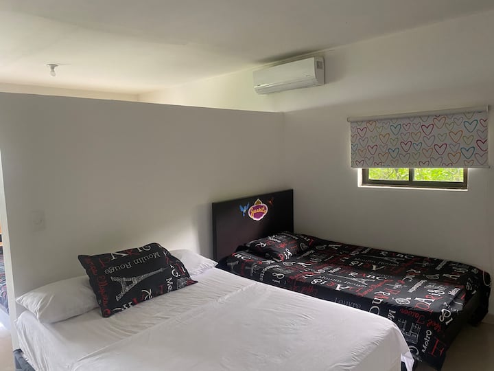 стая с 4 легла 2 двойни, 2 единични , климатик, самостоятелна баня