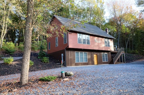 Secluded, Spacious Cabin~ hot tub and picnic area