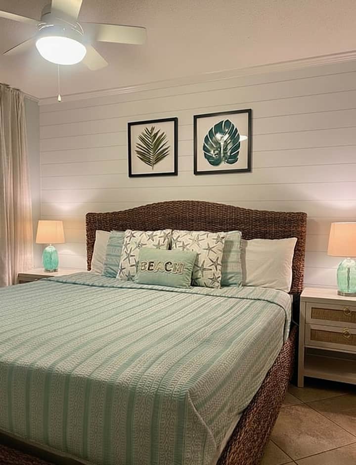 Úplne nový nábytok Coastal Chic s posteľou king a televízorom s plochou obrazovkou. 