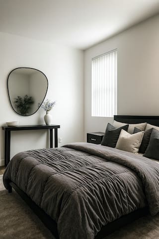 Luxury 3BR + Parking, 4-miles to Universal Studios