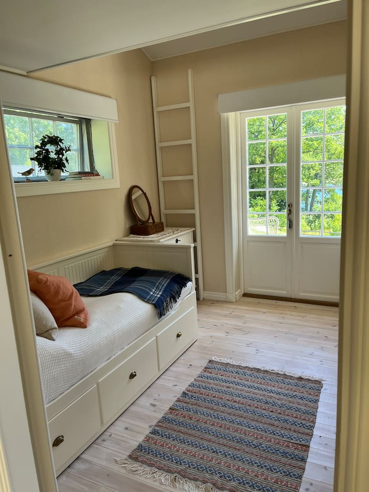 Escalera al loft que por lo demás funciona bien para colgar ropa. 