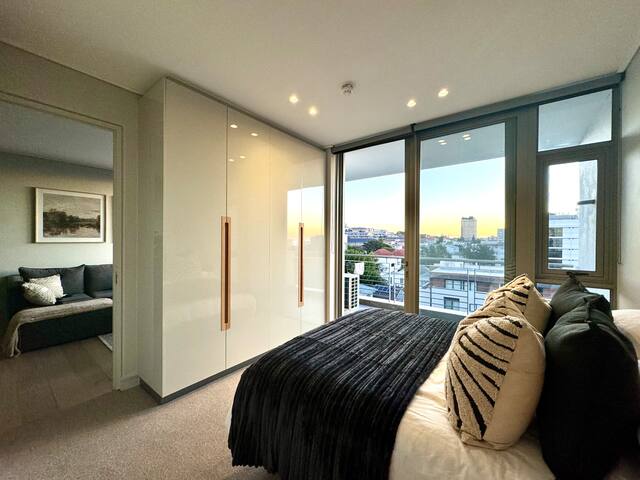 Central Luxury Apartment | Pool & Panoramic Views gallery image 5