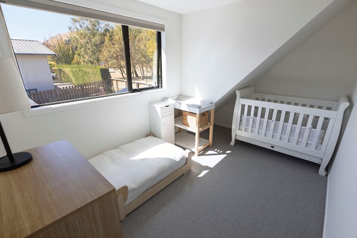 S výhľadom na pozoruhodné pohorie nemôžete obviňovať deti za to, že nechcú spať... útulný jednolôžko a detská posteľ ich udrží útulné a pohodlné, ak by sa niekedy na konci zatvorili oči...