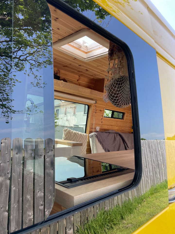 Bright, Open And Spacious Beach House Campervan - Isola di Man