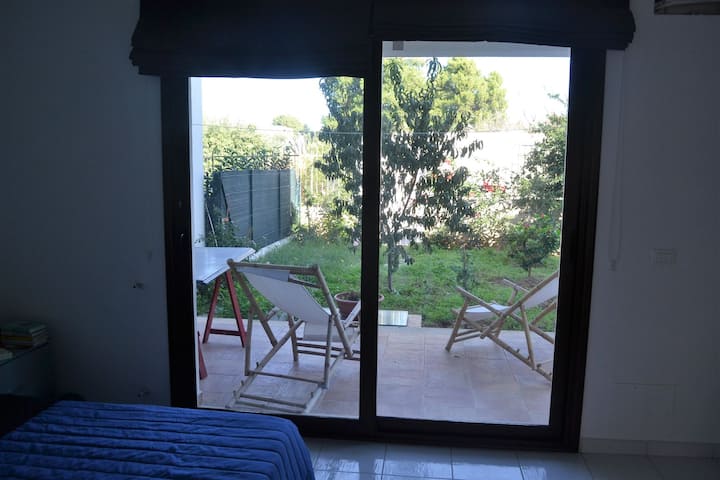 Საძინებელი უკანა ბაღში