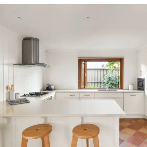 Resort Style Living, Sandringham! gallery image 4