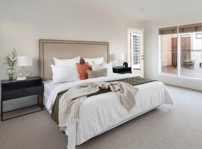 Resort Style Living, Sandringham! gallery image 5