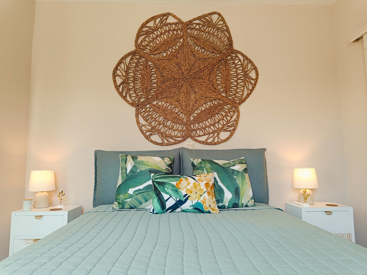 Декорът на спалнята е обещание за почивка – меки тонове, внимателно подбрани тъкани и деликатни детайли, които предизвикват усмивка още преди да легнете.