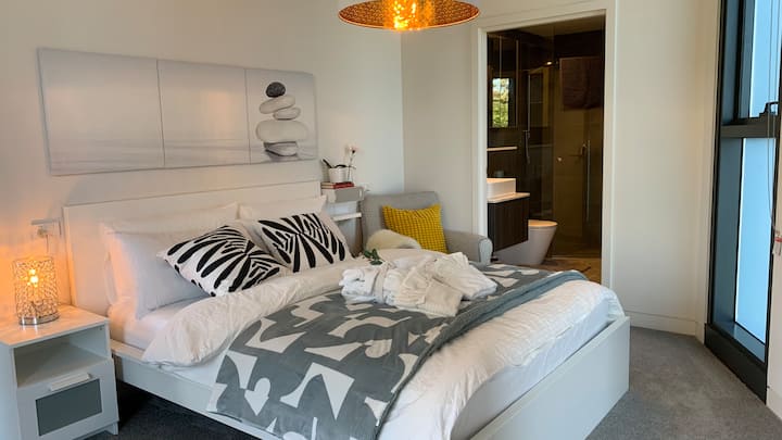 Тази стая се нарича Serenity Park - спокойна и спокойна обстановка, в която можете да се насладите на сутрешен сън или да се отпуснете и да прочетете книга на самостоятелния балкон.