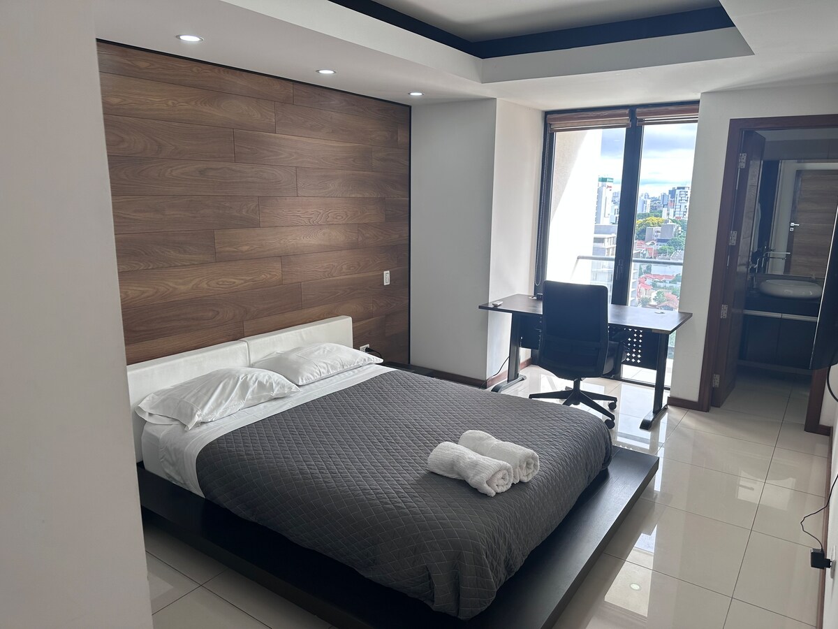 Zen Space"：灰色、木色和白色的组合营造出宁静的氛围，非常适合在观光或工作一天后休息的人。