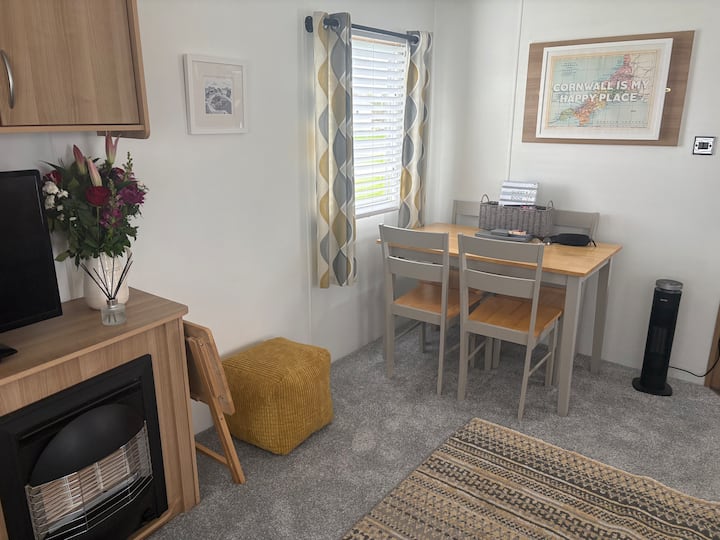 Cosy Caravan In Holiday Park - Helston