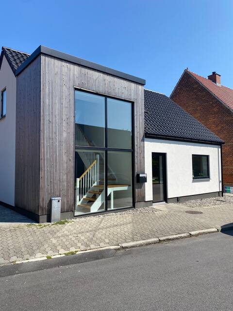 Newly renovated townhouse close to shopping and culture pls.