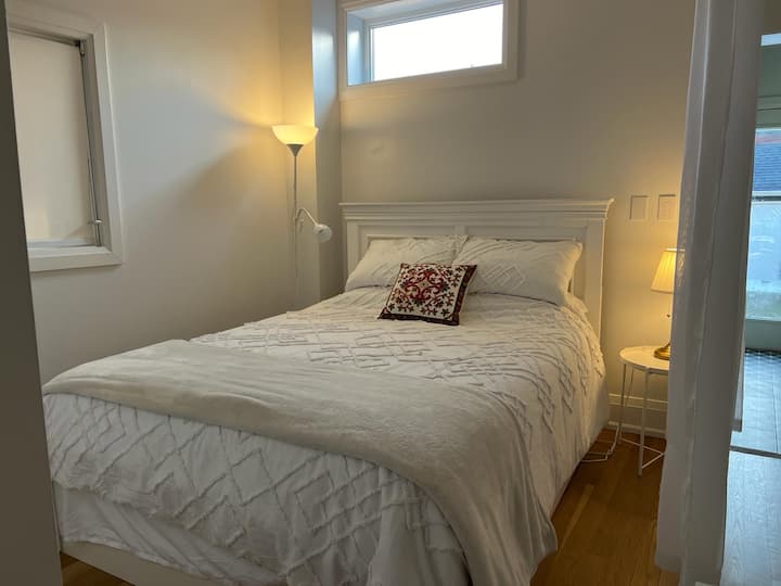 Private Studio W Backyard 1 Min Walk To Subway - Toronto