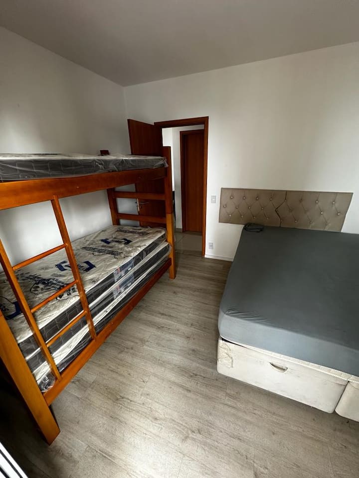 ห้องสวีทมีเตียงคู่และเตียงสองชั้นและฟูกนอน 2 หลังหากจำเป็นห้องนี้มีประตูเคาน์เตอร์พร้อมทางเข้าระเบียงและวิวทะเล