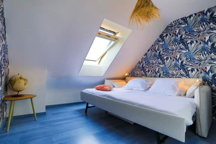 "Habitación cómoda ️ con cama de 160 cm y espacio de almacenamiento práctico, perfecta para una estadía agradable y organizada".