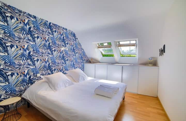 "Amplia habitación en la planta baja ️ con cama tamaño king y baño privado, que ofrece comodidad e intimidad para una estadía relajante."