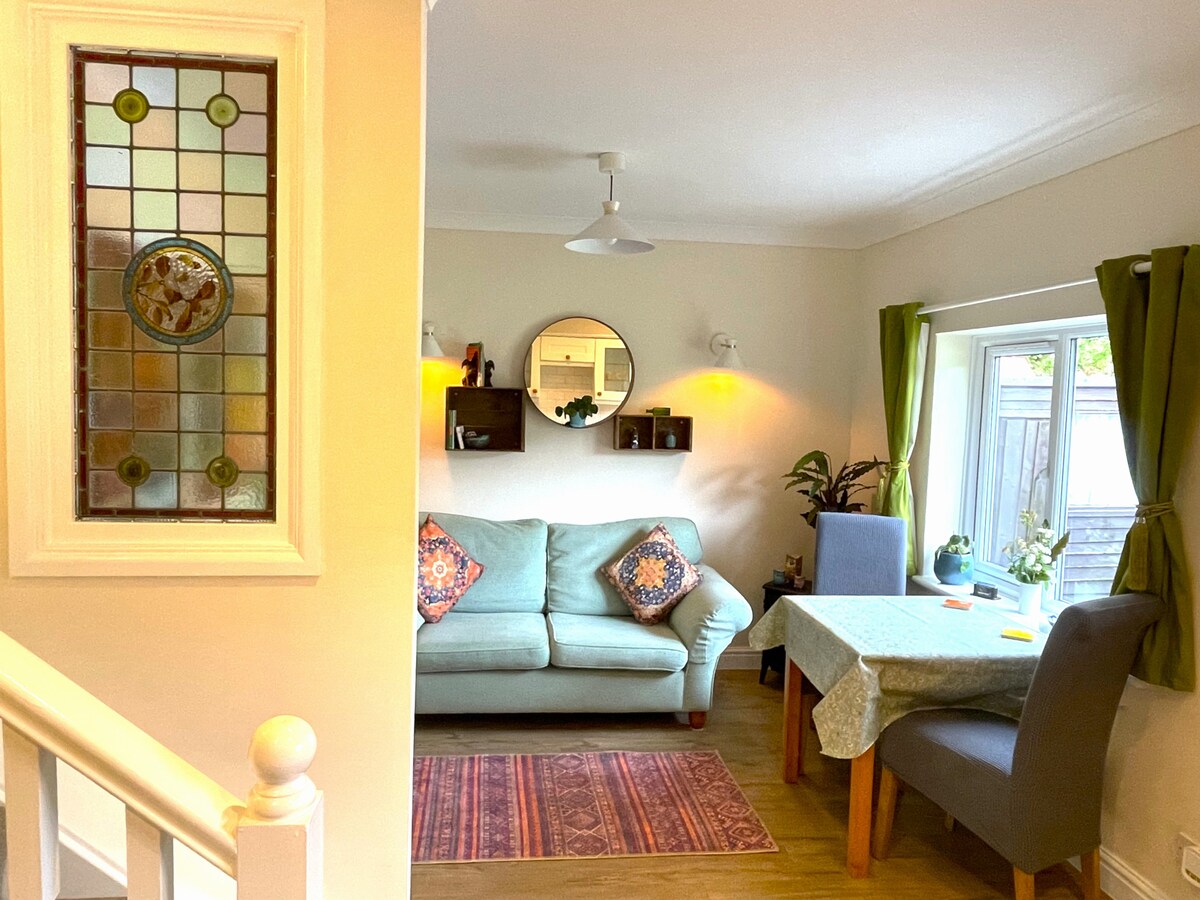 Popular Airbnb listing: Bowen Cottage @ Pink Heather in Berrynarbor