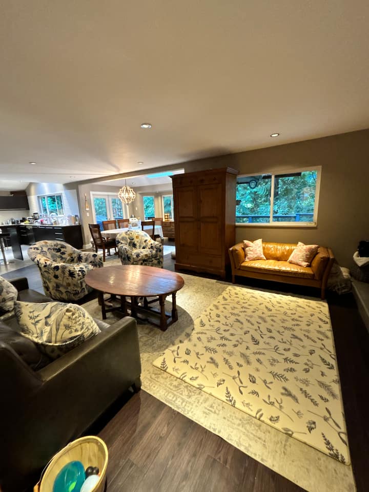 Executive 4 Bdrm Family House In North Vancouver - West Vancouver