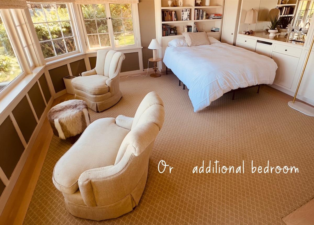 Dhoma e zyrës është shndërruar si dhomë gjumi për një dhomë gjumi të shtuar. Pamje të mrekullueshme buzë ujit nga kjo dhomë. Ka një banjë të përbashkët /të bashkangjitur me një dhomë tjetër gjumi.