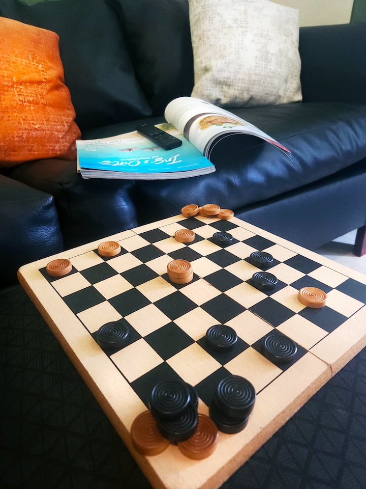 Muda wa Mchezo! ♦️

Furahia mchezo wa zamani wa Checkers au utafute UNO na karata ili uwe na burudani ya kustarehesha baada ya kuvinjari.