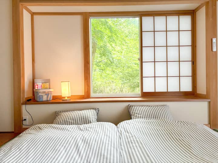 Hiki ni chumba cha mtindo wa Kijapani karibu na sebule.Jozi 4 za nguo zinashinikizwa na kuwekwa.Tunatoa kiyoyozi 1.Ninapendekeza utumie hii ikiwa una wasiwasi kuhusu kuanguka kutoka kitandani au ikiwa unataka kulala pamoja.