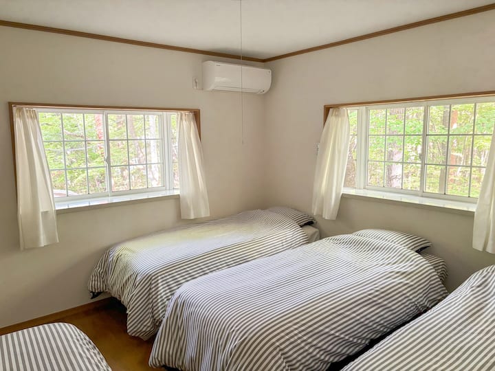 Ni chumba kilicho upande wa kushoto kwenye ngazi kwenye ghorofa ya pili.Vitanda 4 vya mtu mmoja.Kiyoyozi kimoja kinapatikana.