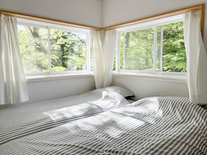 Ni chumba kilicho upande wa kulia wa ghorofa ya pili.Unaweza kuona sebule kutoka kwenye dirisha la ndani upande wa kulia unapoingia.Tunatoa vitanda 4 vya mtu mmoja na kiyoyozi 1.