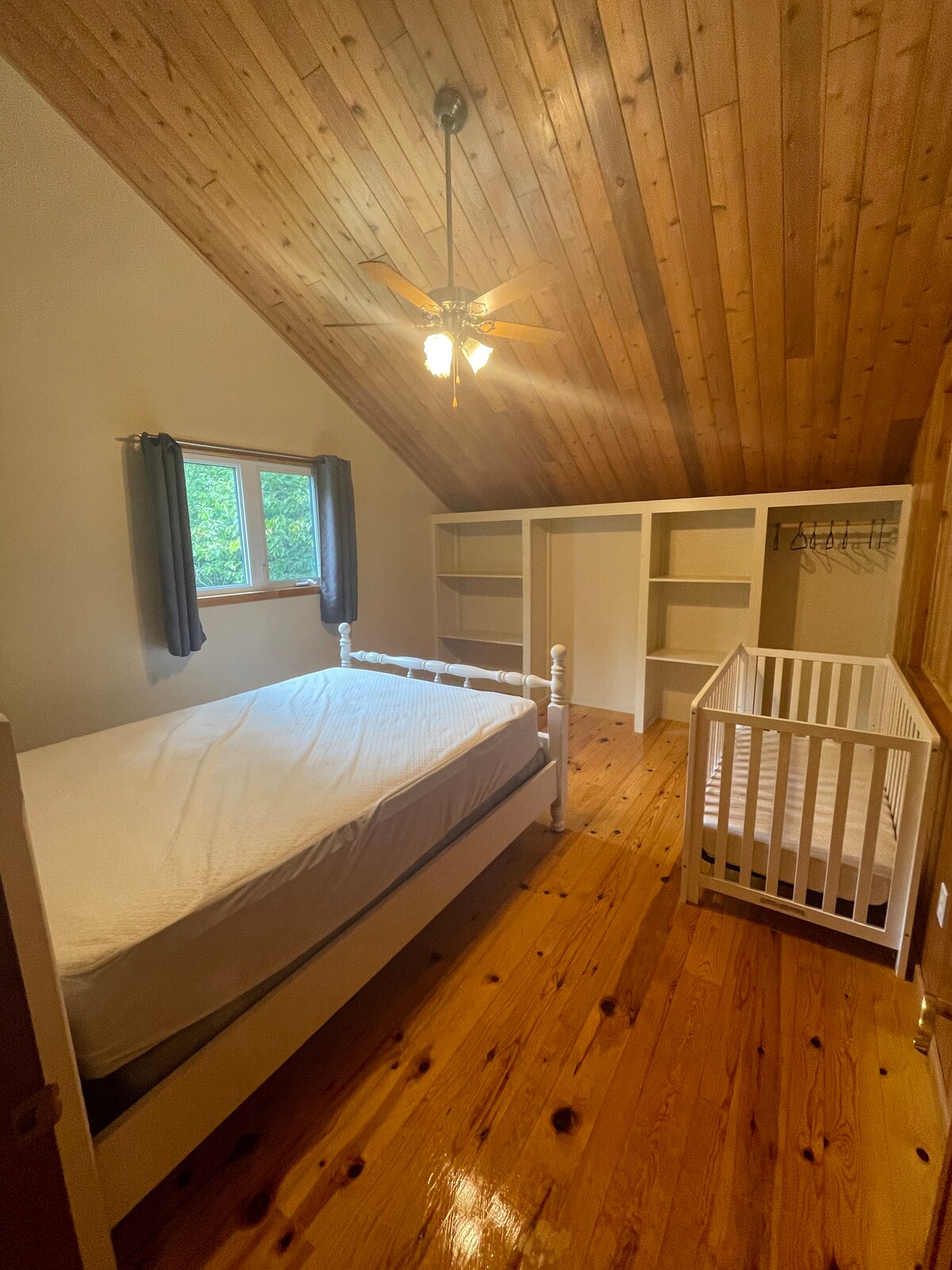 Chumba cha kulala cha ghorofa kilicho na kitanda aina ya queen na kitanda cha mtoto. Hifadhi nyingi.