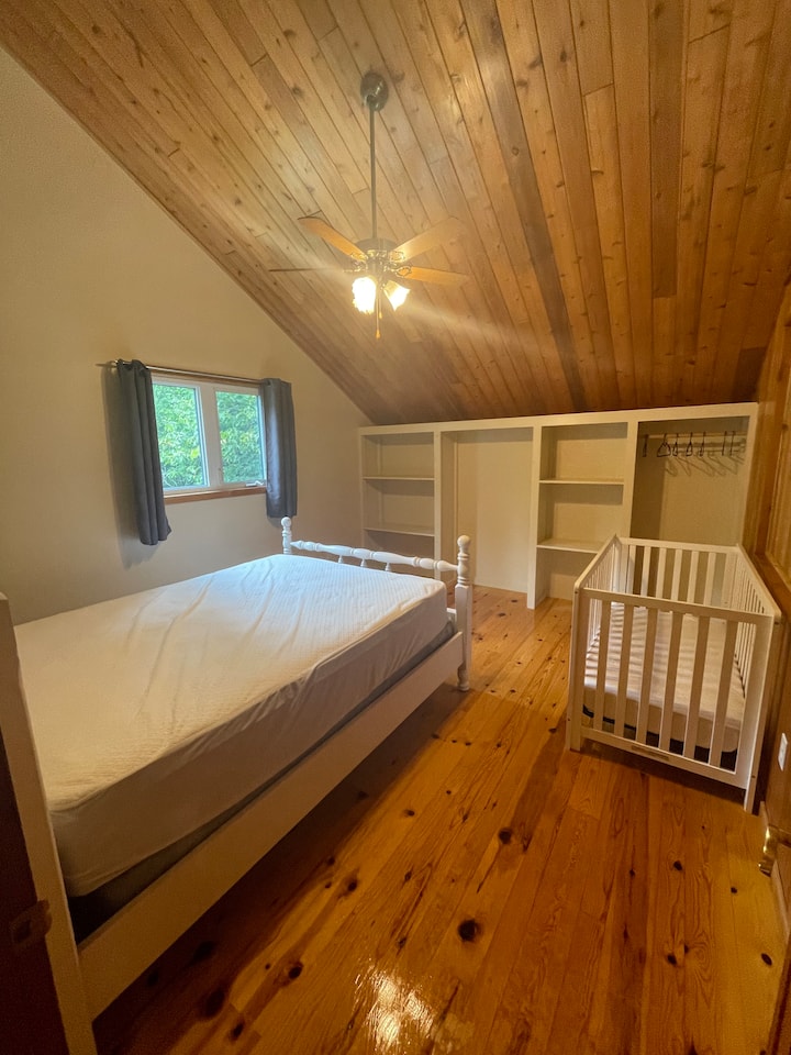 Ზემოთ საძინებელი საწოლითა და ჩვილის საწოლით. Უამრავი საცავი.