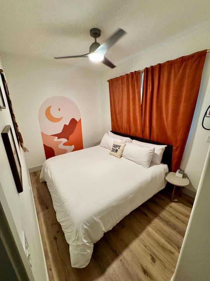 Spálňa č.3 s manželskou posteľou King, šatníkom a zariadením na výrobu bieleho hluku 