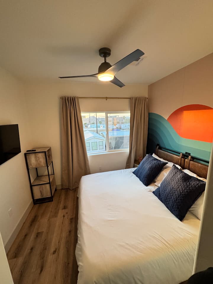 Druhá spálňa s manželskou posteľou King, 43-palcovou televíziou, zariadením na výrobu bieleho hluku a vlastnou kúpeľňou so sprchovacím kútom 