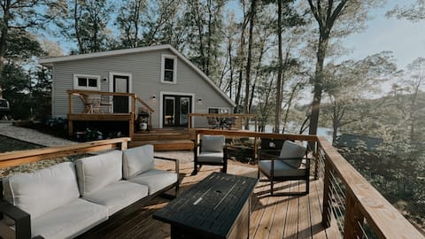 Lakefront Cottage w/view, Hot Tub, kayaks, fishing