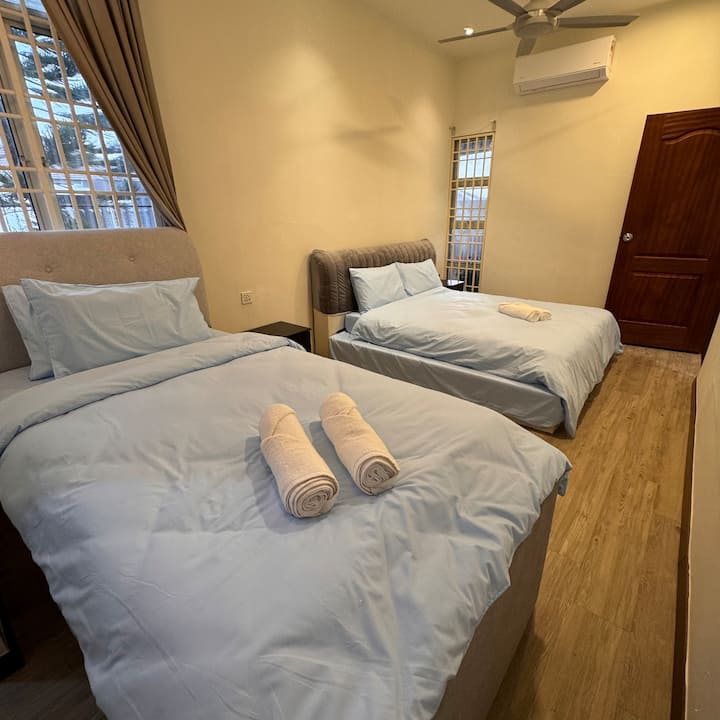 Საძინებელი 1 დიდი ზომის საწოლით და სუპერ ერთადგილიანი გამოსაწევი საწოლით