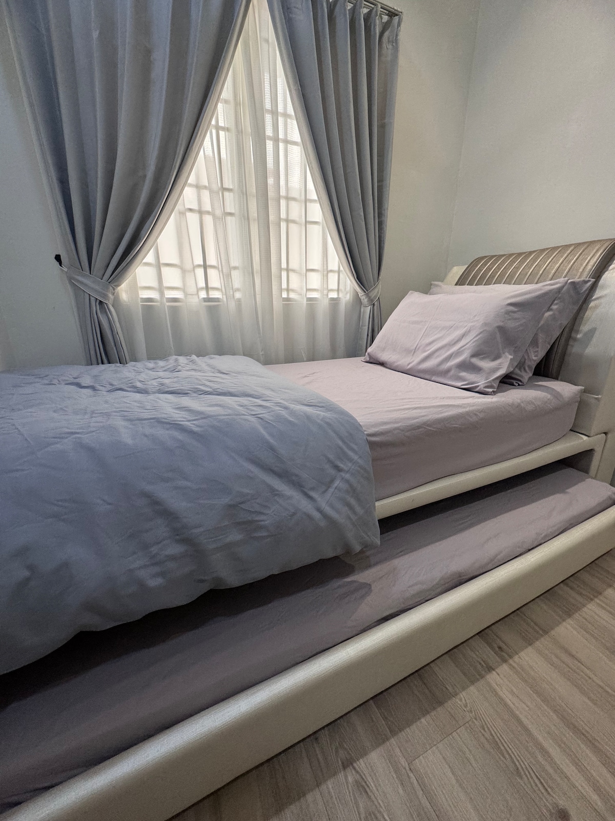 Dhoma e gjumit 2 me krevat tek