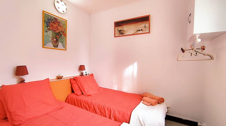 The 'Coral' room (garden view)