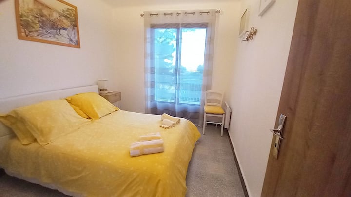 The "Mimosa" room is lovely and bright. The beds are made on your arrival