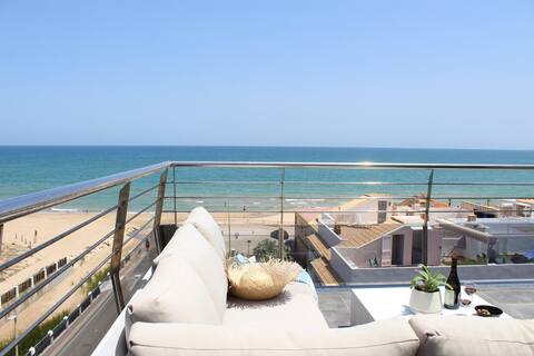 OlaSuites 2BR+A/C with pool | free parking | WIFI