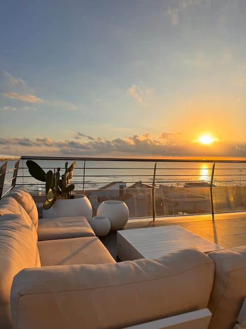 OlaSuites 2BR+A/C with pool | free parking | WIFI