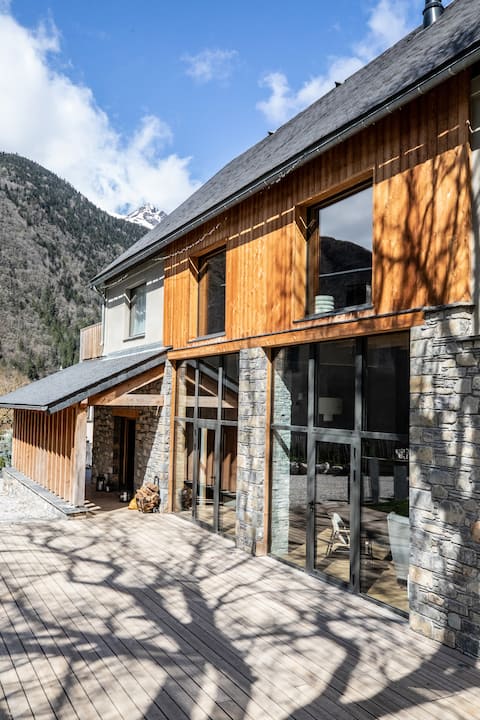 "Chalet Casteret" - Prestigious chalet.