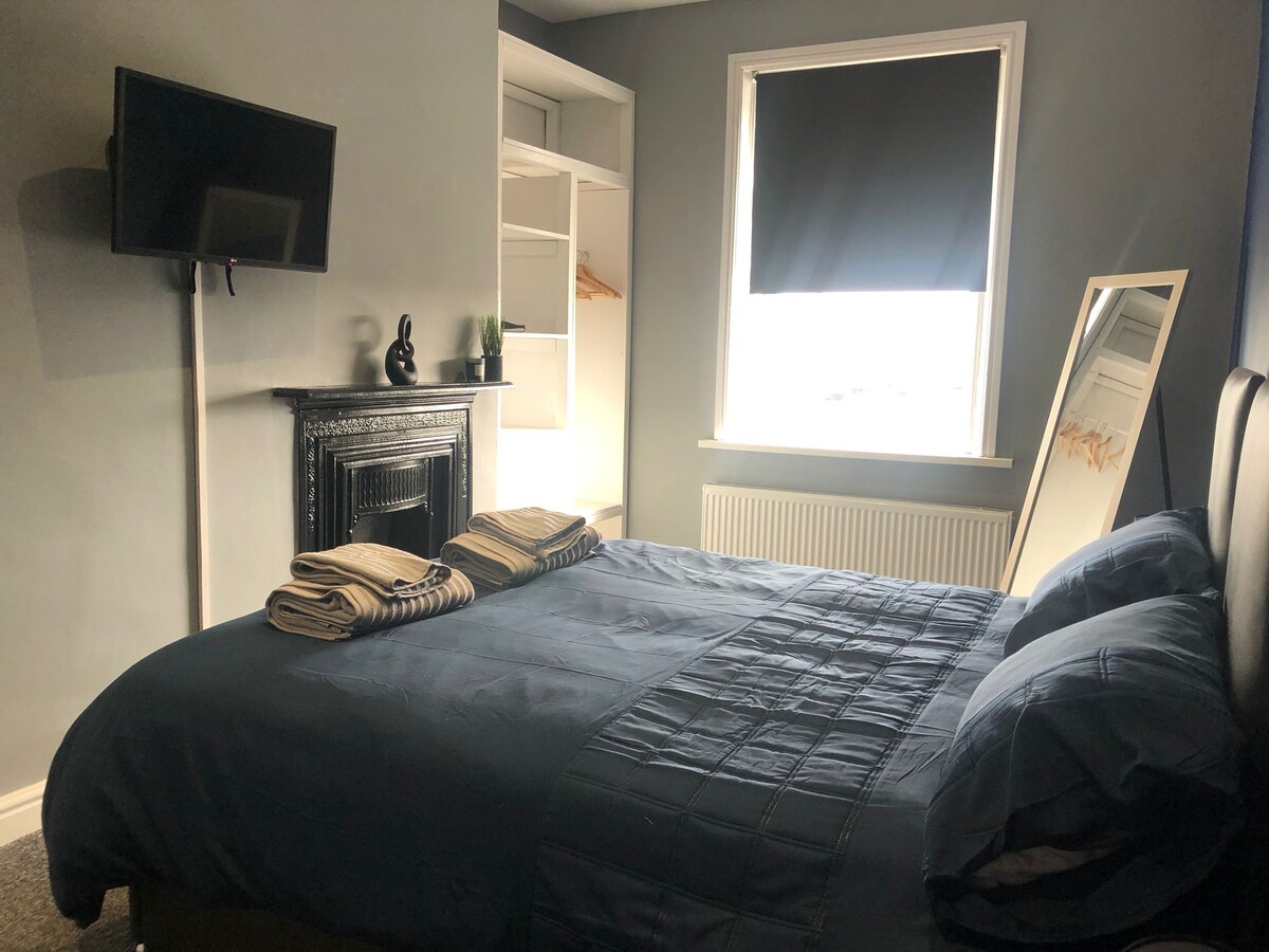 Დიდი ზომის საწოლი შეიძლება გაიყოს ორ ცალად. 