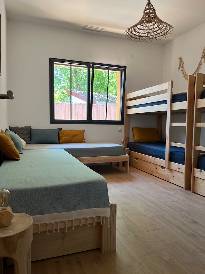 Два банкета 80x200, които могат да се превърнат в легло  за двама души 