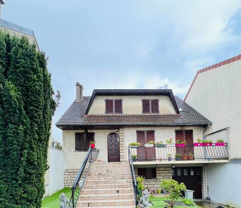 Beautiful villa close to Paris
