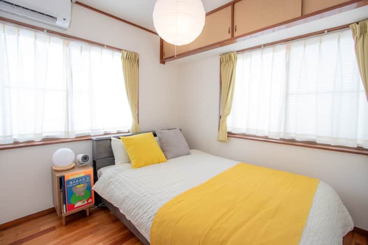 Es una cama doble compacta pero relajante.Instalamos un proyector en esta habitación.Disfruta de tus videos favoritos en la pantalla grande.